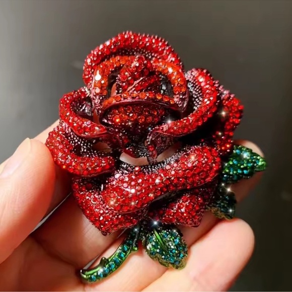 Red Rose Elegant Crystal Brooch - Picture 3 of 5